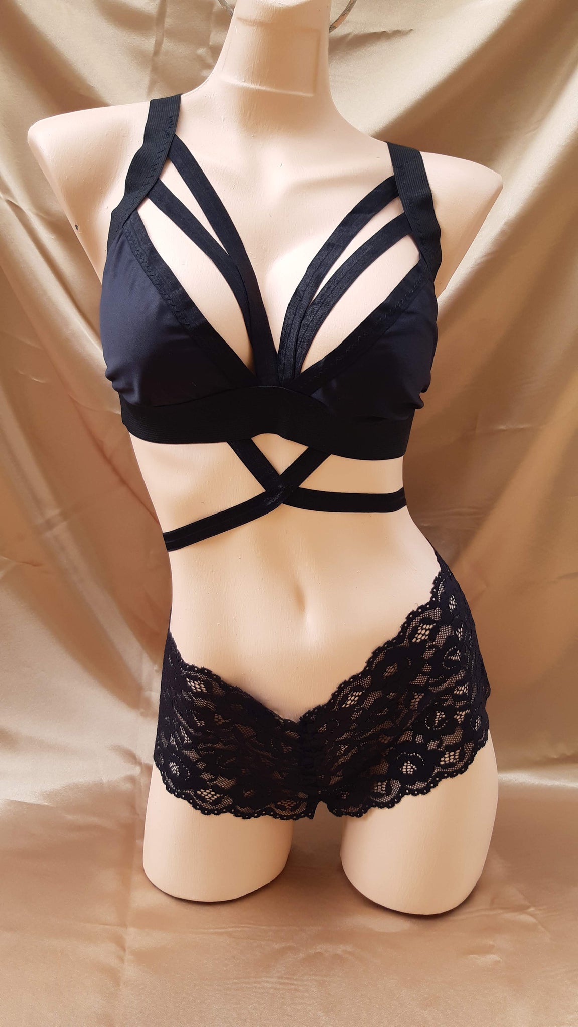 Bralette liso con dos tiras en cuello y en torso cruzado